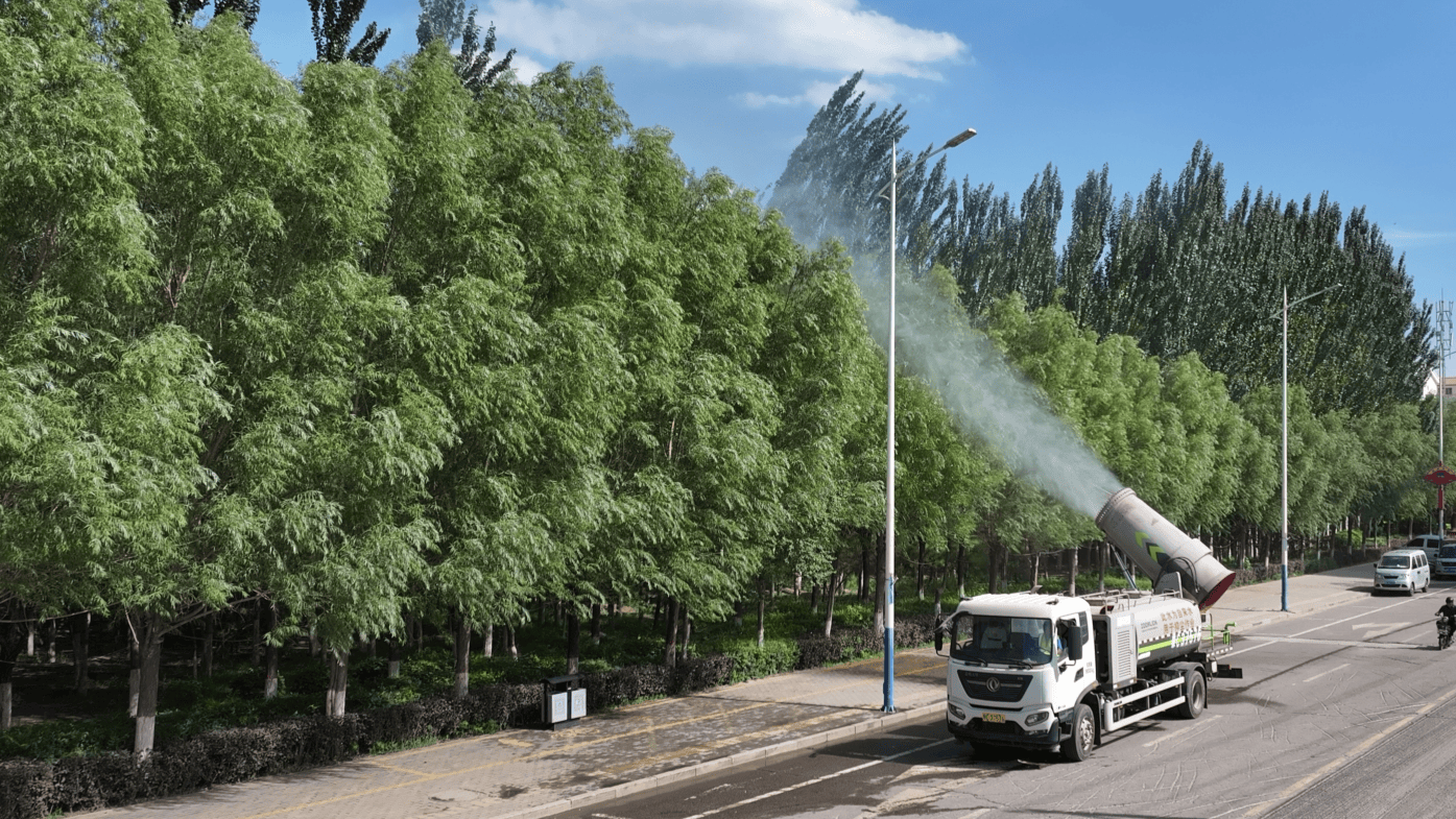 乌海市海南区启用“降温神器”雾炮车，向持续高温“开炮”
